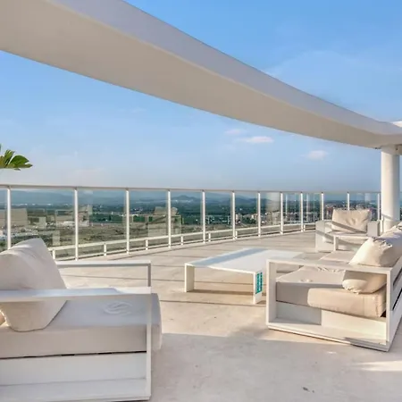 Luxury Penthouse With Panoramic Sea Views *