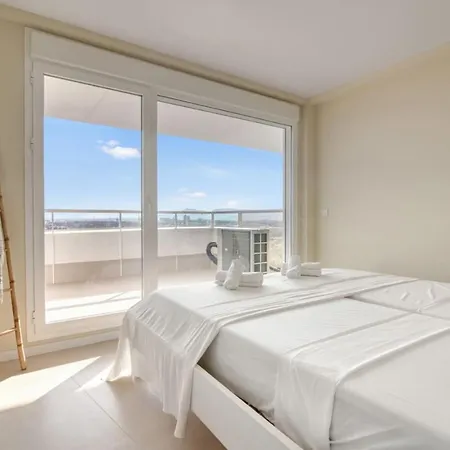 Luxury Penthouse With Panoramic Sea Views *